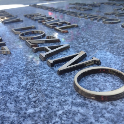 Inscripción letras de bronce