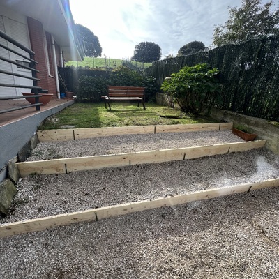 Escalones con su llanta de madera tratada.