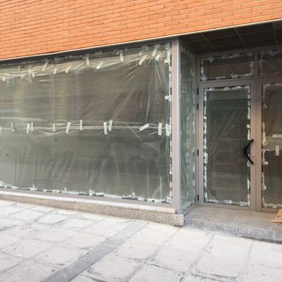 Cerramiento locales comerciales en Tres Cantos, Madrid.