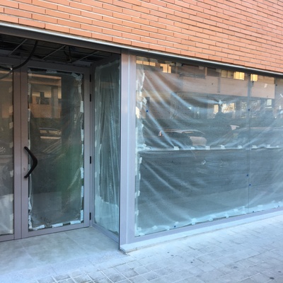 Cerramiento locales comerciales en Tres Cantos, Madrid.