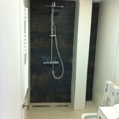 baño con pilar