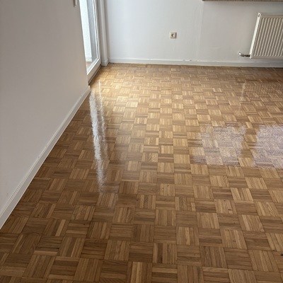 Trabajos de lijado y barnizado en parquet mosaico
