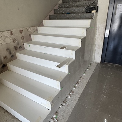 Rachola de gypsum por escaleras