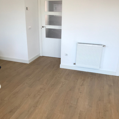 Cambio de puertas e instalación de suelo laminado Pergo