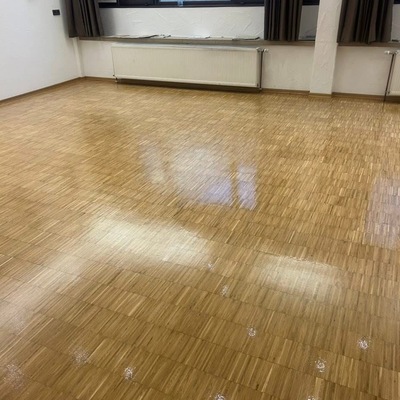 Lijado y barnizado de parquet industrial
