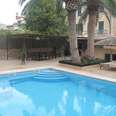 Piscina y jardín