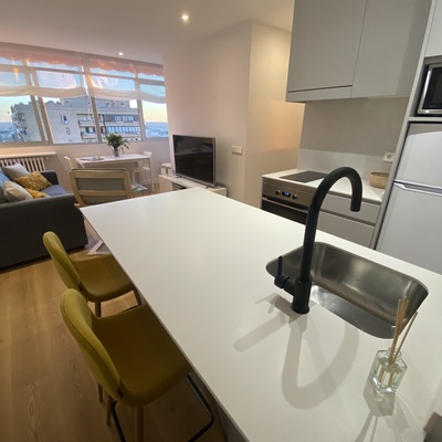 Cocina integrada en reforma en vivienda alquiler Paseo de la Castellana, Madrid - Mokara Estudio