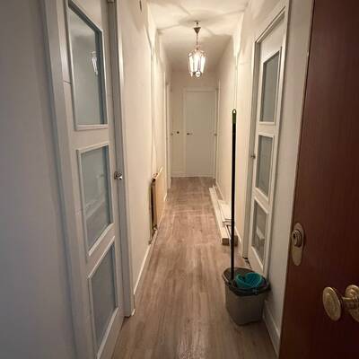 Cambio de puertas, instalación de tarima y pintura