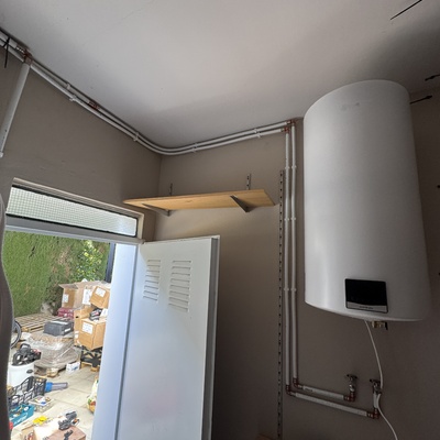 Instalación de termo eléctrico con tuberías nuevas de agua