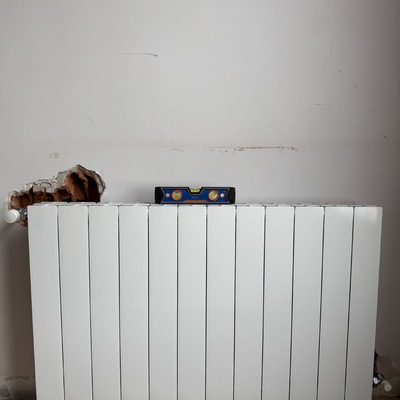 Instalación de radiador de aluminio en vivienda