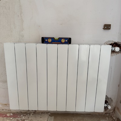 Instalación de radiador de aluminio en vivienda