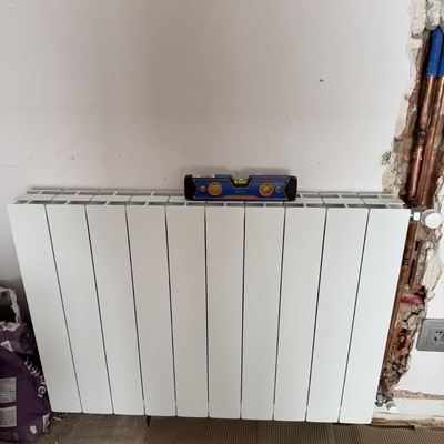 Instalación de radiador de aluminio en vivienda