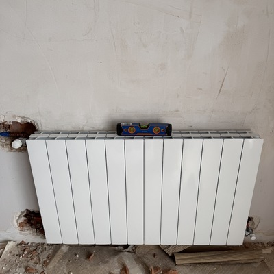 Instalación de radiador de aluminio en vivienda