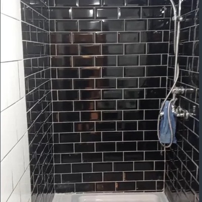 Renovación de ducha con revestimiento cerámico tipo metro.