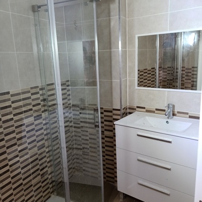 Mampara y mueble de baño