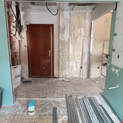 Entrada y cocina en proceso