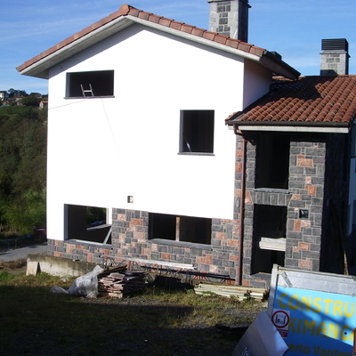 Acabado de fachada de aislone  y piedra