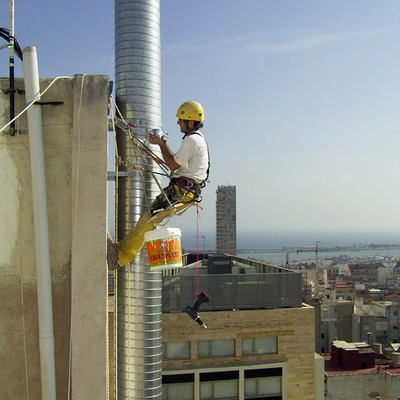 Instalación de tubería helicoidal en exterior de edificio