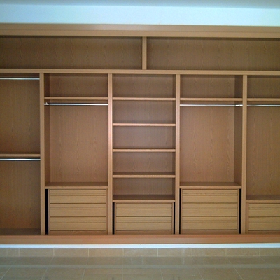 INTERIOR DE ARMARIO