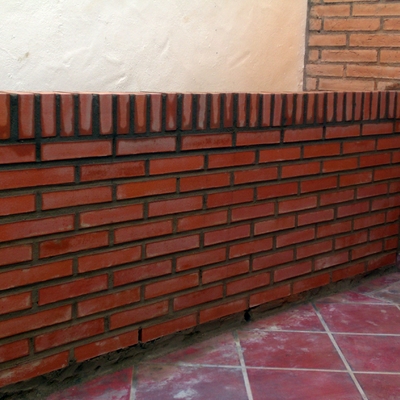 jardinera de obra de ladrillo visto.