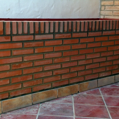jardinera de obra de ladrillo visto.
