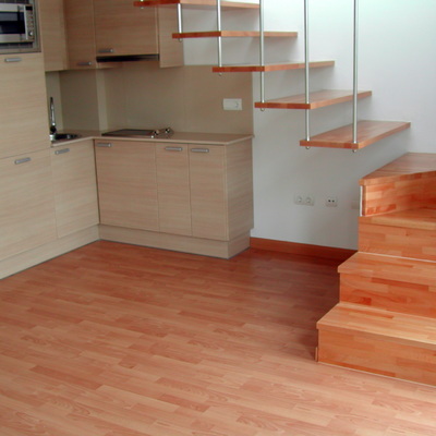 LAMINADO + PELDAÑOS EN TABLERO HAYA