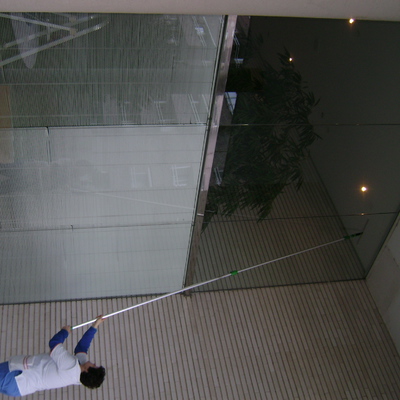 limpiando cristaleras