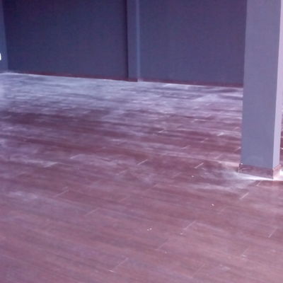 Local con suelo de madera antes de ser limpiado por Serlinco 
