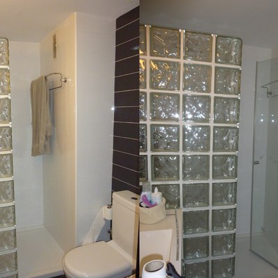 Mampara de baño con pavés (antes y después)