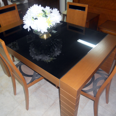 Mesa con cuatro sillas