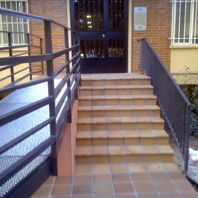Construccion rampa minusvalidos y modificacion escalones