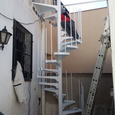 MONTAJE DE ESCALERA DE CARACOL