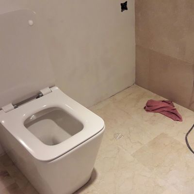 Montaje de sanitarios en el baño.