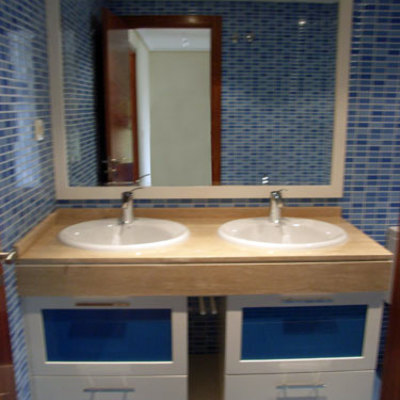 Mueble bajo encimera blanco con cristales en azul
