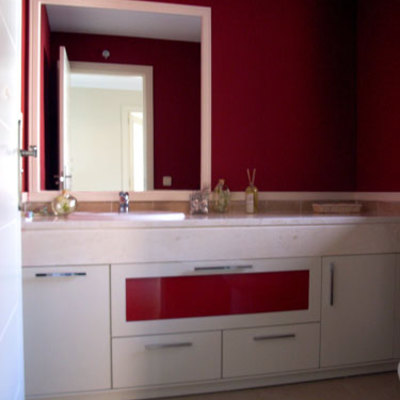 Mueble blanco con puerta abatible con cristal naranja