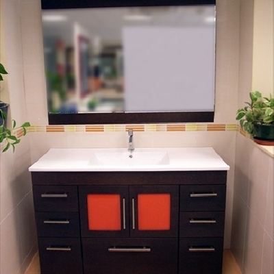 Mueble con encimera de porcelana y cristales naranja