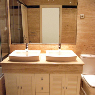 Mueble con puertas en persiana