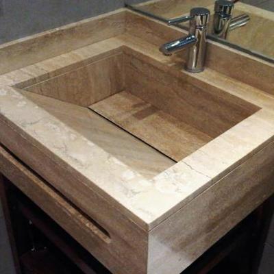 Mueble de baño con lavabo integrado en travertino