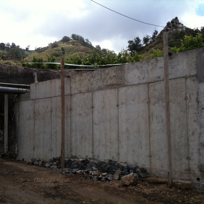 Muro de contención de hormigón armado recubierto con piedra vista