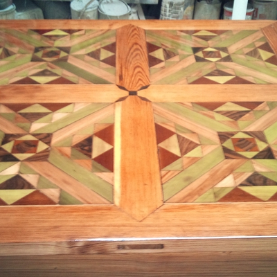 mesa tricolor de maderas nobles