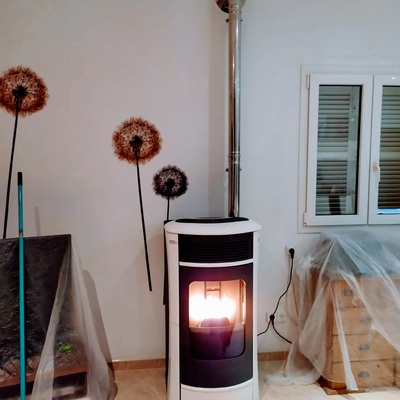 estufa pellets con acabados en ceramica