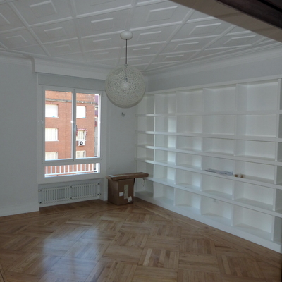 parquet , estanterias lacadas en blanco dm