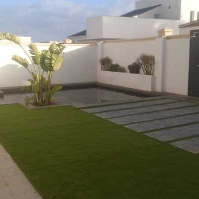 Instalación de césped artificial en patio