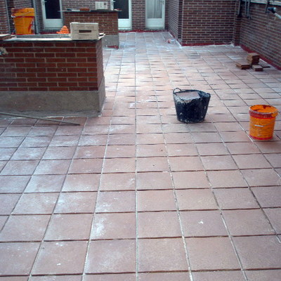 patio de 120m2 realizado con impermeabilizacion de resinas de caucho y fibra de vidrio, solera de cemento y suelo rústico