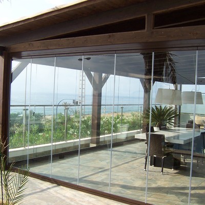 pergola madera y cortina de cristal