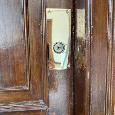 Instalación de cerradura y escudo embellecedor