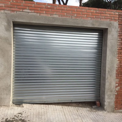Puerta enrrollable en obra nueva