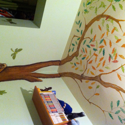 Pintura en techo y arbol decorativo