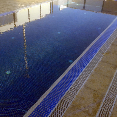 Piscina con desbordamiento  perimetral 
