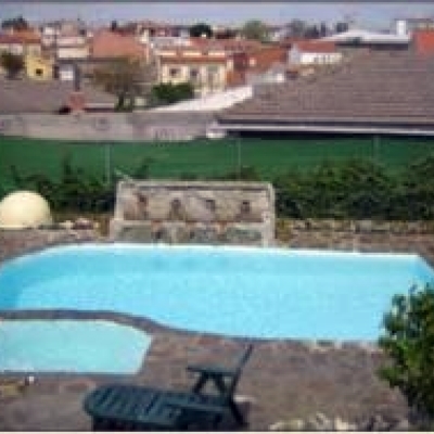 Piscina con pizarra natural